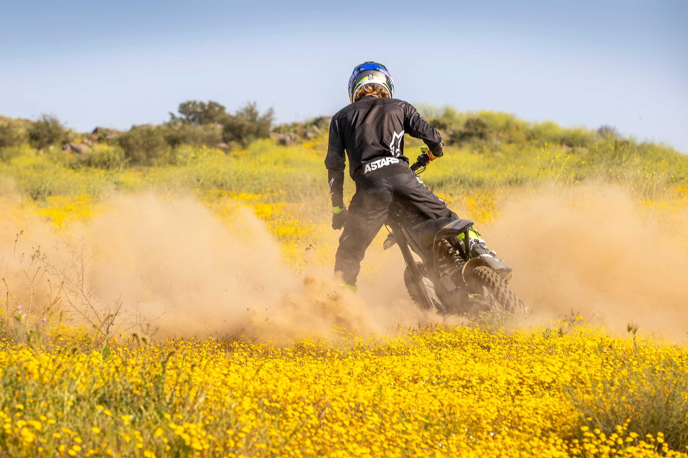 A man rides rawrr mantis fast with dust
