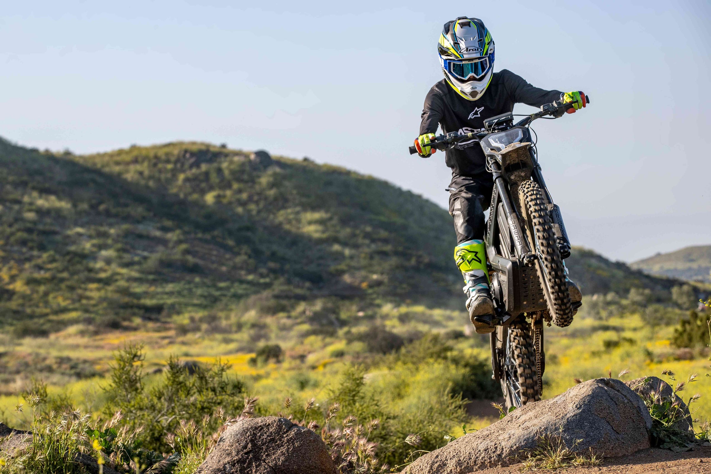 A man rides RAWRR mantis X on a trail